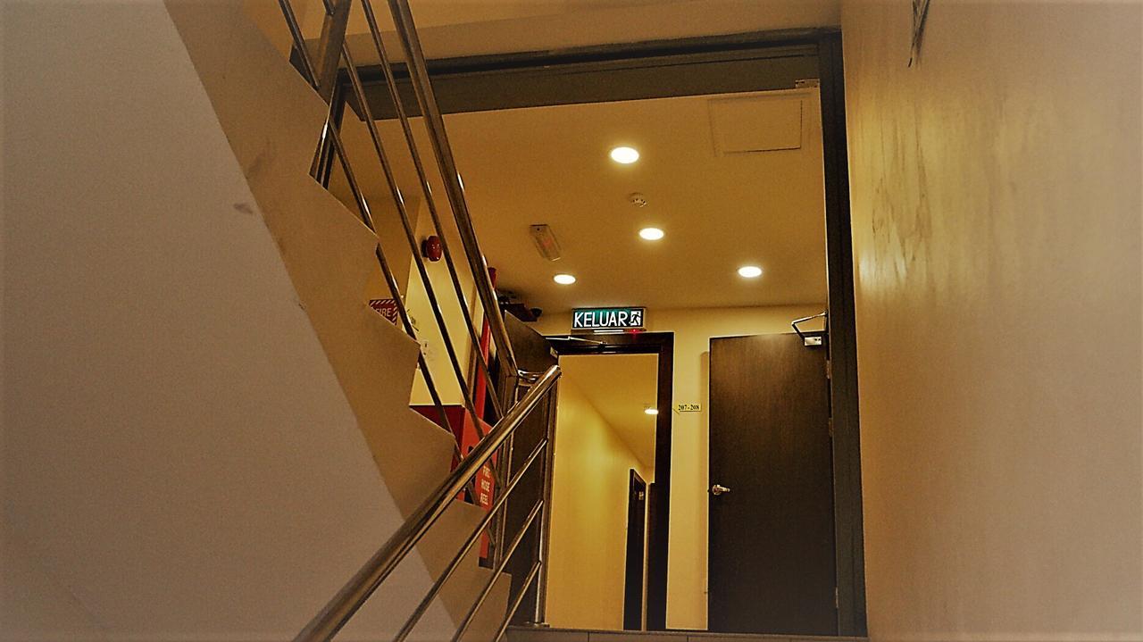 Transit Hotel Лабуан Екстер'єр фото
